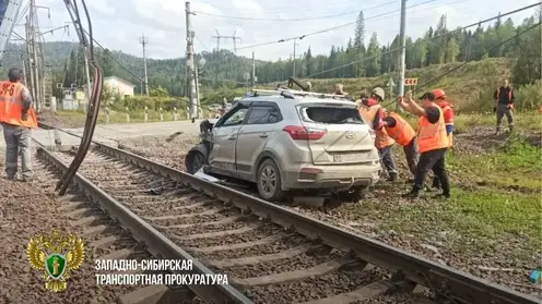 Грузовой поезд столкнулся с автомобилем в Курагинском районе Красноярского края