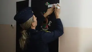 Судебные приставы Красноярского края выселили бывшего мужа из квартиры экс-супруги Судебные приставы Красноярского края выселили бывшего мужа из квартиры экс-супруги