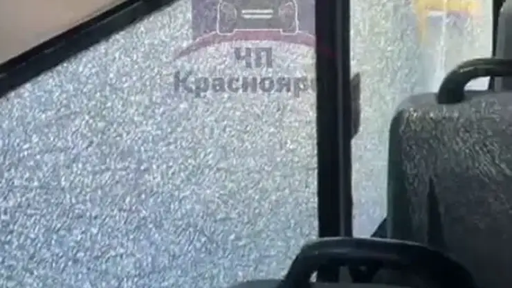 Неизвестные обстреляли окна автобуса в Красноярске: полиция ищет виновных