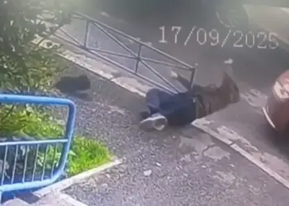 В Красноярске школьник попал под машину, убегая от друга во дворе