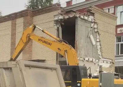 В Красноярске приступили к принудительному сносу здания кафе «Кантри»