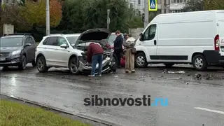 Массовая авария парализовала движение в районе ГорДК в Красноярске