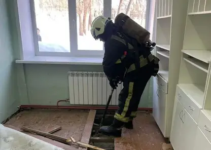 В Барнауле задымился кабинет в школе, спасатели эвакуировали 800 человек