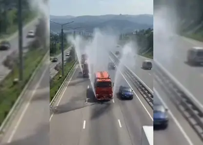 В Красноярске коммунальщики в день Ивана Купала устроили летний душ