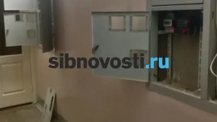 В поисках закладки компания молодых людей разворотила подъезд на красноярской Взлётке