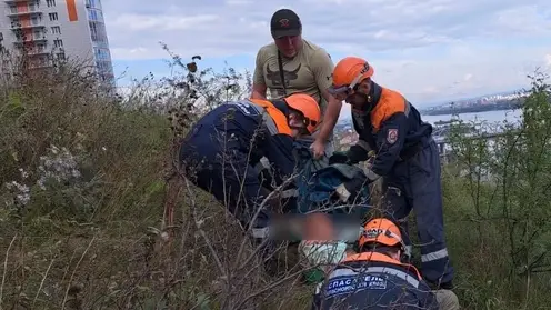 В Красноярске мужчина упал со склона смотровой площадки