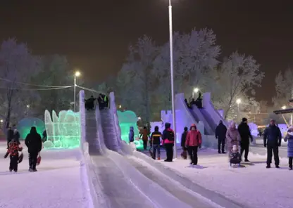 В красноярском Татышев-парке демонтируют ледовый городок