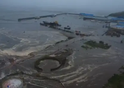 Цунами обрушились на берег курильского острова Парамушир в районе прибрежной зоны Северо-Курильска