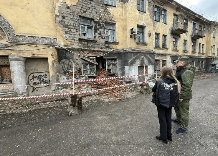 Аварийный дом частично обрушился в Новокузнецке