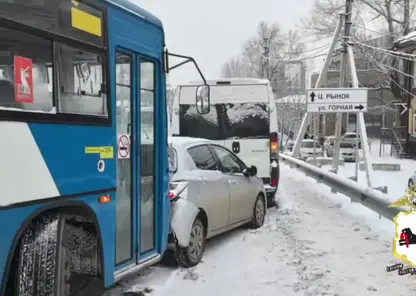 В Иркутске крупное ДТП парализовало движение на Байкальской: столкнулись 5 машин и 4 автобуса