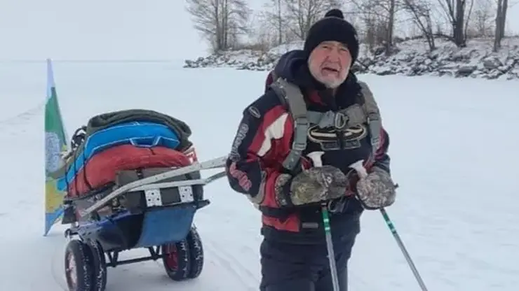77-летний житель Красноярского края в одиночку преодолел ледовый маршрут вокруг Байкала всего за месяц