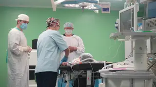 Иркутские врачи провели роботическую операцию 10‑летней девочке: теперь она снова может есть без боли