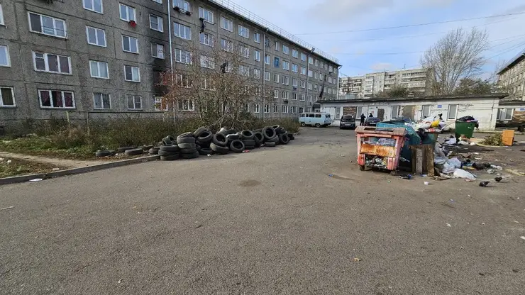 Красноярцы пожаловались на старые шины на мусорных площадках