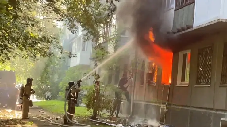 В Ангарске загорелась квартира, мужчина выпрыгнул из окна 4 этажа: перед возгоранием местные слышали хлопок