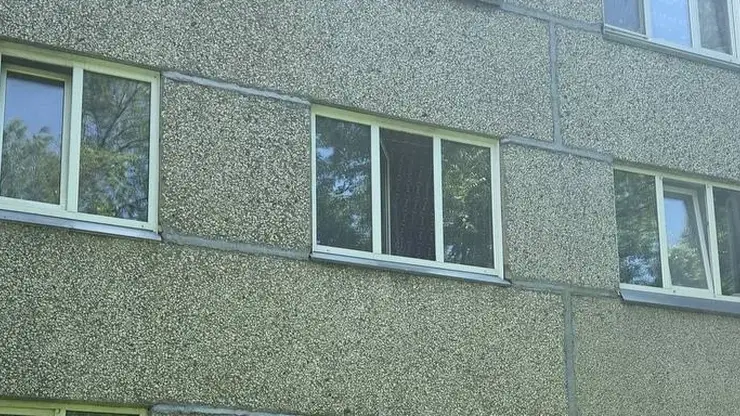 Маленький ребенок выпал из окна пятиэтажки в Хакасии, пока его мать спала