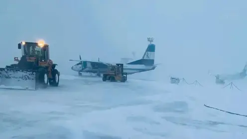 Самолет Ан-26 получил повреждения в Норильском аэропорту во время уборки снега