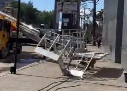 В Улан-Удэ рабочие сорвались с высоты 4-го этажа при мытье фасада ТЦ «People’s Park»