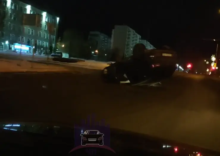 В Красноярске на ул. Лесопарковой пьяная автомобилистка на KIA врезалась в забор и перевернулась