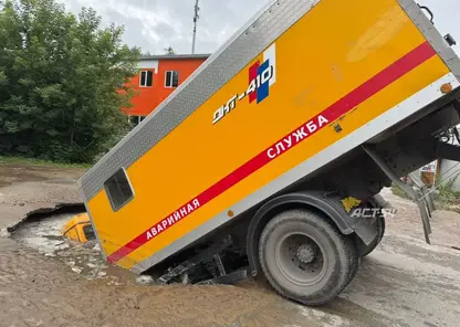В Новосибирске грузовик аварийной службы провалился в яму с водой