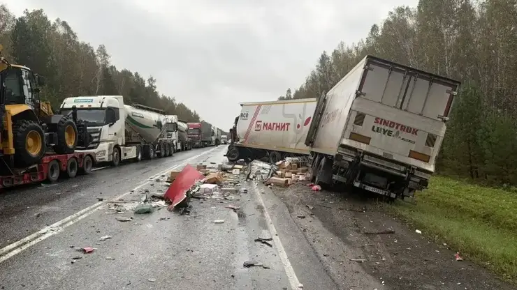 Два водителя погибли в массовой аварии с фурами под Красноярском