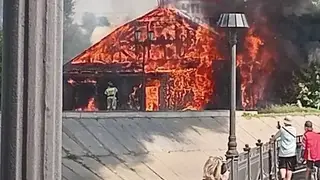 Деревянный дом сгорел дотла в центре Красноярска