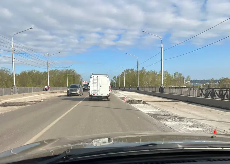 В Красноярске утром на Коммунальном мосту образовался плотный затор