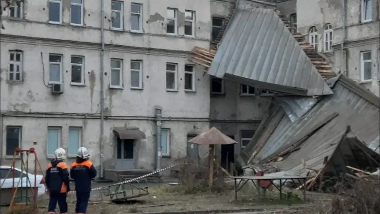 В Новосибирске из-за сильного ветра пострадала крыша общежития