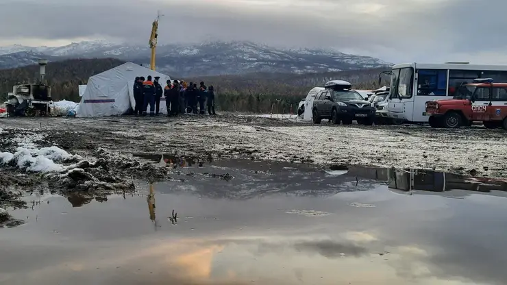 «Со скалы падение нельзя исключать»: волонтеры рассказали о тревожных деталях и надежде на чудо при поиске пропавшей семьи Усольцевых в горах Красноярского края