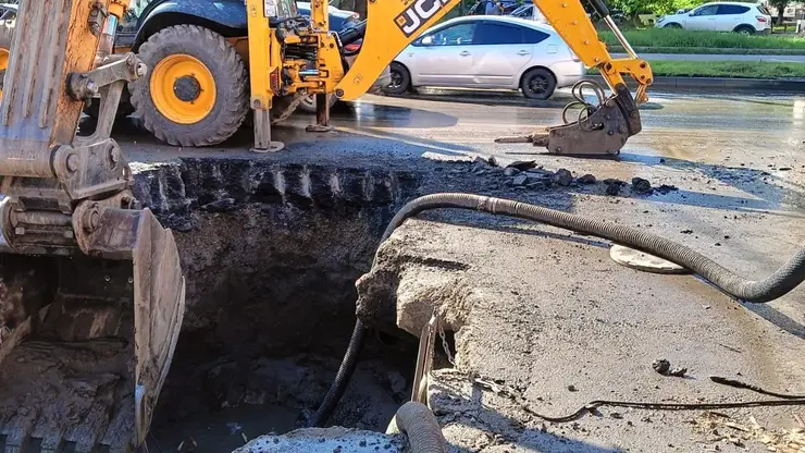 Десятки домов остались без воды в Красноярске из-за аварии на сетях на перекрестке Аэровокзальной и Партизана Железняка