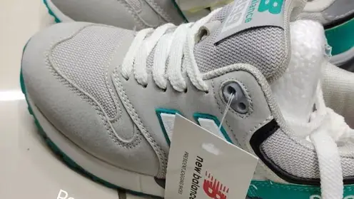 Поддельную партию «New balance» и детскую обувь на 190 тысяч рублей изъяли в красноярском магазине