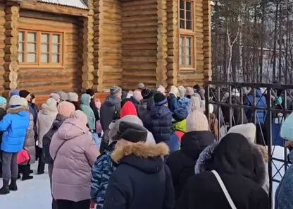 В Дивногорске жители собрались в очереди за святой водой