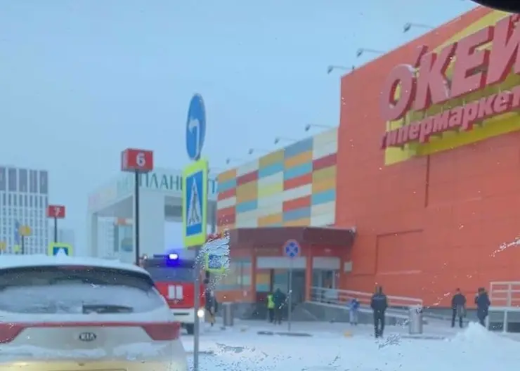 В Красноярске массово эвакуируют торговые центры
