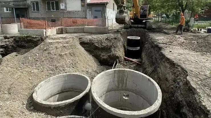В Красноярске на Тобольской начались работы по водоотведению