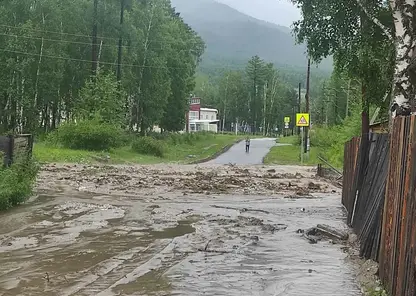 Поток воды размыл две улицы на курорте Аршан в Бурятии