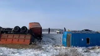 Автобус столкнулся с «КамАЗом»  в Омкой области: пострадали семь человек