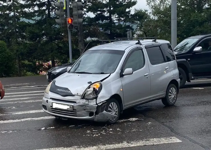 Две Toyota столкнулись на Дубровинского в Красноярске