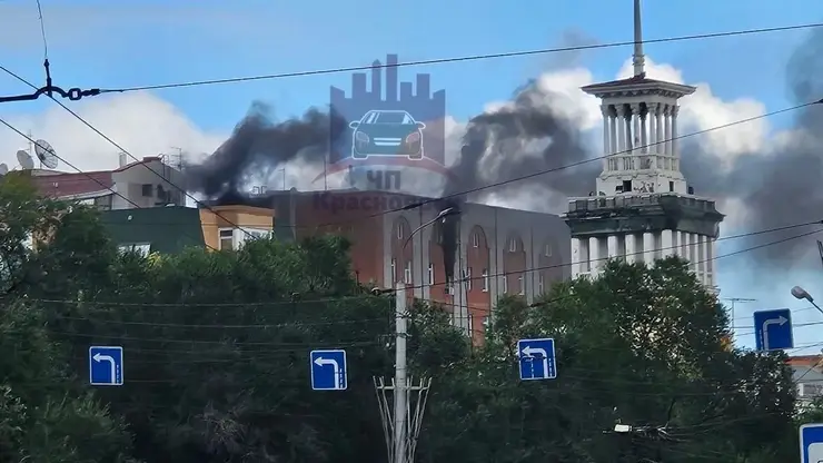 В центре Красноярска горит здание МВД, пожарным сложно проехать на место из-за перекрытых улиц