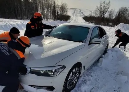 На Красноярском море в снегу застрял автомобиль с юношей и девушкой