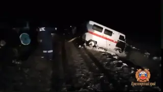 В Красноярском крае экипаж ДПС вытащил машину скорой помощи из кювета В Красноярском крае экипаж ДПС вытащил машину скорой помощи из кювета