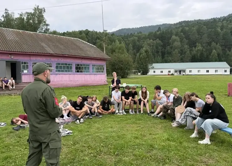 Ветераны СВО провели лекцию в красноярском детском лагере ко Дню железнодорожника