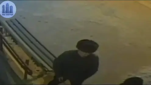 В Красноярске парень в меховой шапке угрожал девушкам ножом на Водопьянова