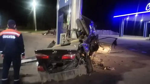 В Красноярском крае мужчина погиб в ДТП, врезавшись в автозаправочную колонку