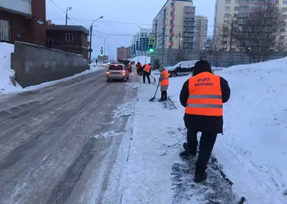 Мэр Красноярска поручил усилить уборку снега на пешеходных переходах, тротуарах и остановках