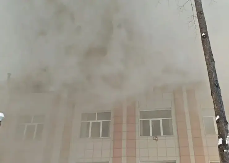 В Новосибирске загорелось здание педагогического колледжа