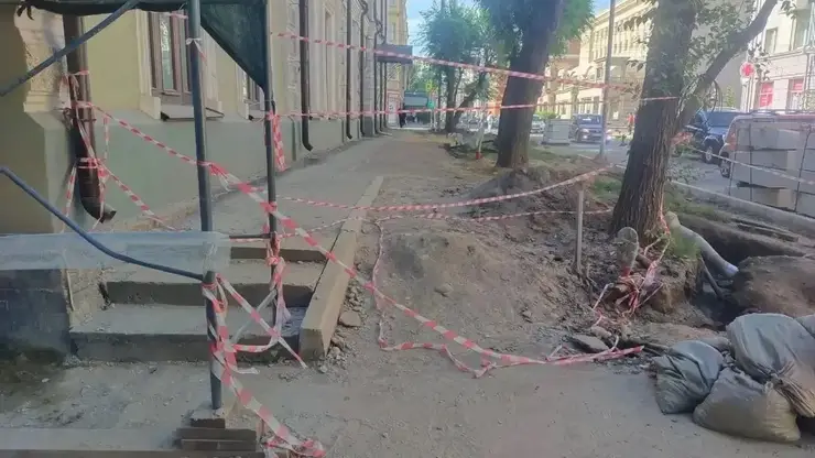 «Ходить сложно даже обычному человеку»: мэр Красноярска прошёлся по ремонтируемым улицам и нашёл проблемы