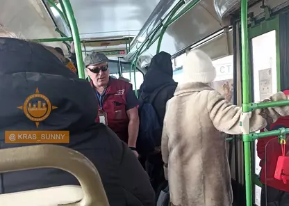 В Красноярске пассажиры не хотят выходить из автобуса из-за весёлого кондуктора