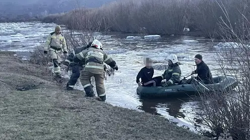 В Забайкалье спасатели сняли двоих детей с дрейфующей льдины