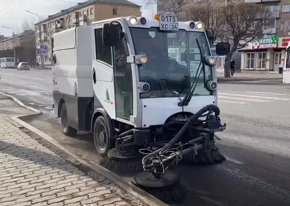 Юркие пылесосы убирают песок с улиц Красноярска