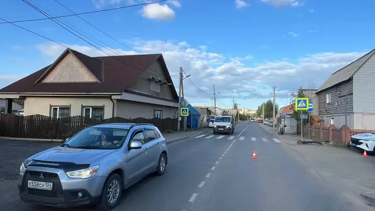 Подросток на подаренном родителями мотоцикле устроил ДТП в Красноярске и попал в больницу