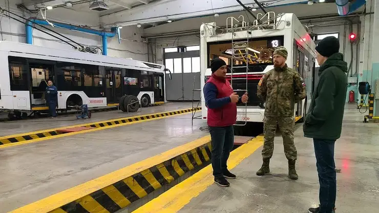 Участник программы «Сибирский характер» Роман Саютин изучает работу красноярского электротранспорта